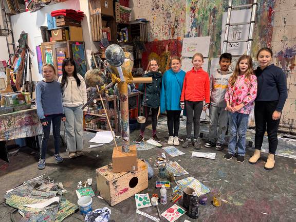 In der Kunstwerkstatt in den Herbstferien haben Kinder die Preisskulptur gestaltet.