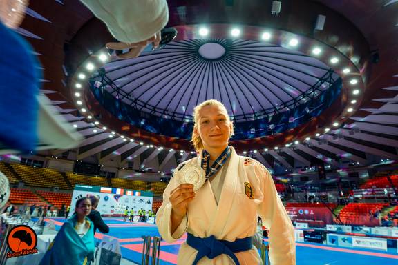 Nach Bronze bei der EM in Zypern legt Jara Zink vom SEISHIN Weimar e.V. noch eine Schippe drauf und holte jetzt bei der Ju-Jitsu World Championship 2025 in Bangkok Silber!