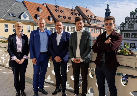 Besuch einer Delegation aus Blois in Weimar im April 2025 (v.l.n.r.): Christine Heyde-Betancourt (Kulturreferentin, Blois), Weimars Oberbürgermeister Peter Kleine, Marc Gricourt (Bürgermeister von Blois), Cédric Marmuse (Beigeordneter für Kulturvermittlung und internationale Beziehungen, Blois) und Gilles Rion (Direktor der Fondation du Doute, Blois)