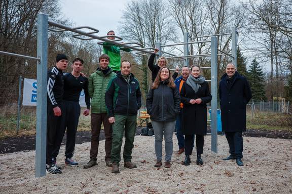 Sportler, Planer, Mitarbeitende der Stadtverwaltung, Stadträtin Stefanie Wötzel (2.v.r.) und OB Peter Kleine