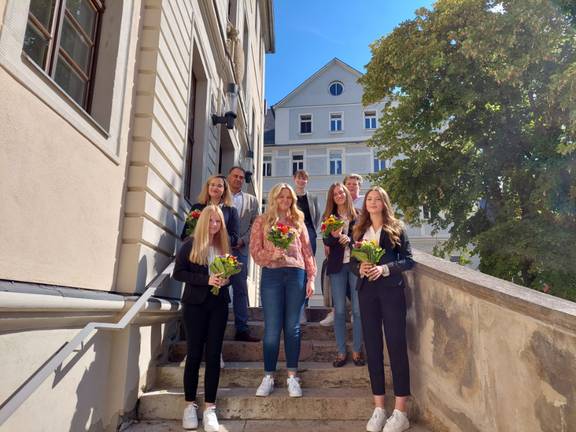 V.l.n.r: Oben: Oberbürgermeister Peter Kleine, Laura Wambutt (JAV-Vorsitzende), Sandra Weber (öPR-Vorsitzende) | Mitte: Emily Hertel, Lina Wüstenhoff, Anastasiia Wagner | Unten: Viktoria Werner, Lina Langbein