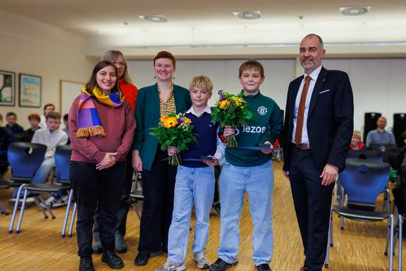 (V.l.n.r).: Marit Haferkamp [Stadträtin], Anne Mohr [Schulleiterin], Ann-Sophie Bohm [Stadträtin], Fritz Müller, Erik Fischer, Oberbürgermeister Peter Kleine