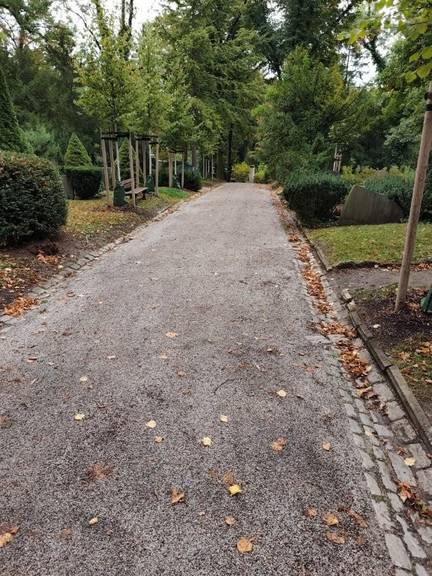 Wegabschnitt mit fertiger Makadamdecke