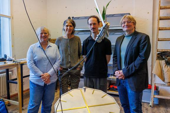 Vor einer mechanischen Sonnenuhr mit Elektronik im Atelier des Künstlers (v. l.): Julia Miehe, Leiterin der Kulturdirektion der Stadt Weimar; Ursula Seeger, Fachreferentin für Bildende Kunst der Stadt Weimar; Santiago Colombo Migliorero und Frank Motz, Leiter der ACC Galerie