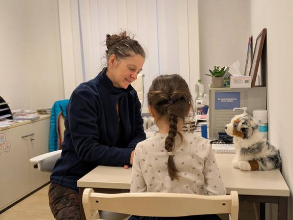 Svenja Sieglerschmidt, Ärztin im Kinder- und Jugendärztlichen Dienst, bei der Schuleingangsuntersuchung