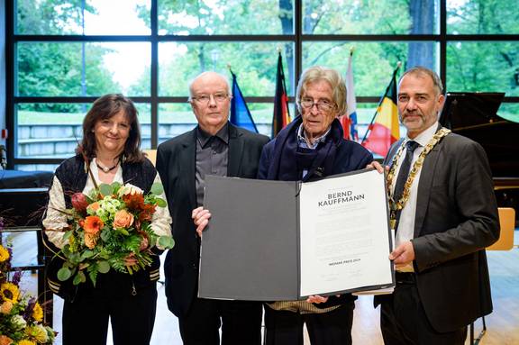 Bernd Kauffmann wurde am 3. Oktober 2024 mit dem Weimarpreis ausgezeichnet. V.l.: Annette Projahn, stv. Stadtratsvorsitzende, Laudator Prof. Volkhard Knigge, Bernd Kauffmann und Oberbürgermeister Peter Kleine