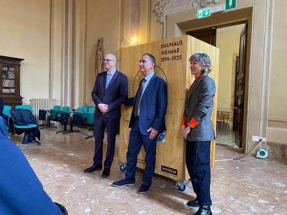 Bürgermeister Ralf Kirsten (li.) und Kuratorin Dr. Cornelia Erdmann gemeinsam mit Dr. Giuseppe Giordano, Dezernent der Partnerstadt Siena.