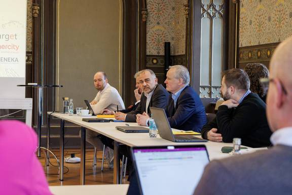 Oberbürgermeister Peter Kleine bei der Entwurfspräsentation zur kommunalen Wärmeplanung.