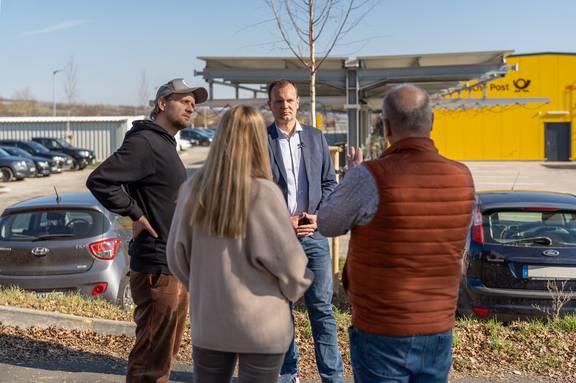 Christian Schwartze im Gespräch mit den Betreibern der alten KET-Halle im Gewerbegebiet Kromsdorfer Straße, die noch viel Potenzial für Investments bietet.