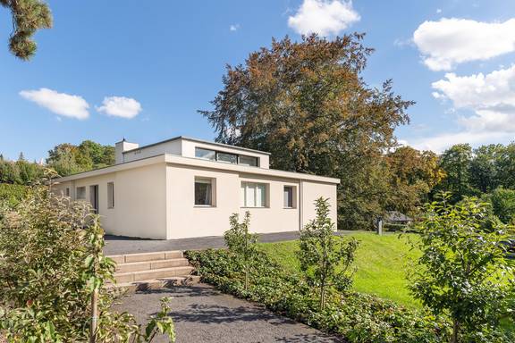 Das von Georg  Muche entworfene   Haus Am Horn ist  die einzige Archi tektur, die das Bau haus in Weimar  realisiert hat. Es  wurde 1923 als Ver suchshaus zur Bau haus-Ausstellung  errichtet.