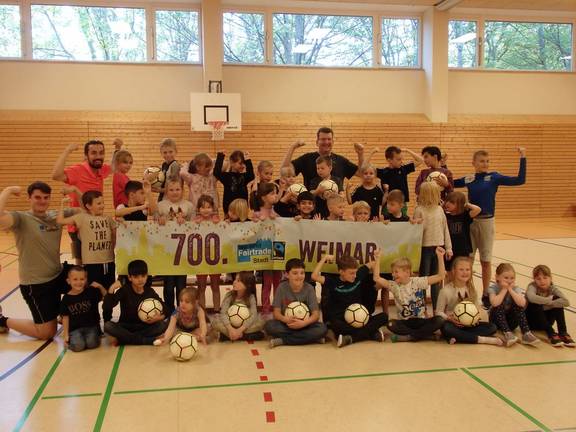 Fair gespielt – fair gefeiert! Die Schülerinnen und Schüler des Horts der Grundschule Schöndorf haben mit fair gehandelten Bällen spielerisch erlebt, wie global-verantwortliches Handeln auch in Weimar etwas bewirken kann.