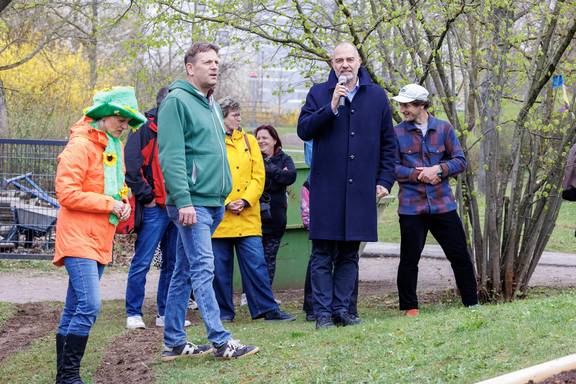 Oberbürgermeister Peter Kleine begrüßt die Kinder