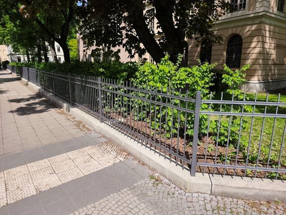 Der Bauabschnitt entlang der Steubenstraße wurde analog zu den bereits im Zeitraum 2014 – 2021 realisierten Teilabschnitten an der Hoffmann-von-Fallersleben Straße, am Sophienstiftsplatz und an der Gropiusstraße gestaltet.