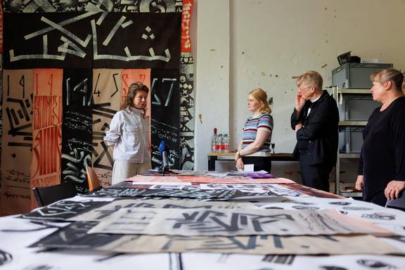 Ella Ponizovsky Bergelson, Sarah Cüppers (Fachreferentin für Bildende Kunst), Frank Motz (Galerieleitung ACC) und Julia Miehe (Leiterin der Kulturdirektion) im Städtischen Atelierhaus in der Karl-Haußknecht-Straße 21 ©Stadt Weimar Ella Ponizovsky BergelsElla Ponizovsky Bergelson, Sarah Cüppers (Fachreferentin für Bildende Kunst), Frank Motz (Galerieleitung ACC) und Julia Miehe (Leiterin der Kulturdirektion) im Städtischen Atelierhaus in der Karl-Haußknecht-Straße 21on, Sarah Cüppers (Fachreferentin für Bildende Kunst) und Frank Motz (Galerieleitung ACC) im Städtischen Atelierhaus in der Karl-Haußknecht-Straße 21.