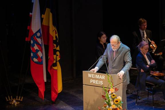 Die Verleihung des Weimar-Preises am 3. Oktober an Jan Philipp Reemtsma fand im DNT planmäßig statt.