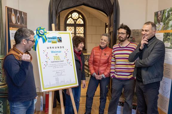 Mitglieder der Steuerungsgruppe Fairtrade Town Weimar präsentieren die Auszeichnungsurkunde