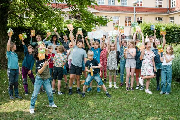 Stellvertretend für die 32.000 Thüringer Kinder erhielt die Pestalozzi-Schule in Weimar am 4. Juli 2023 bei einer öffentlichen Übergabe die neuen Möhrchenhefte