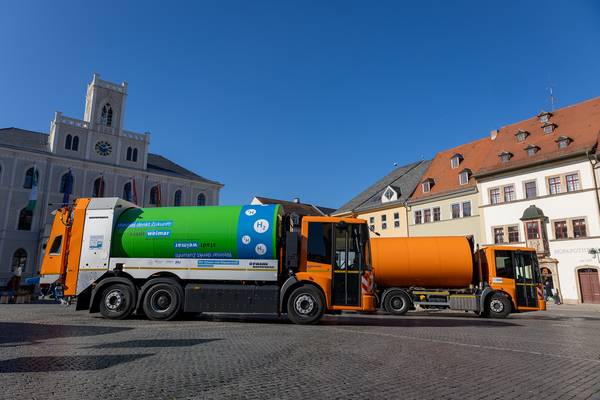 Durch die Nutzung des elektrischen Antriebs mit Brennstoffzelle werden ca. 20 t CO2-Ausstoß pro Jahr vermieden.