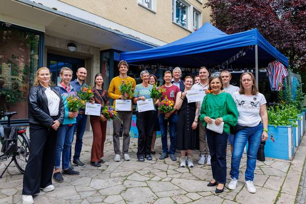 Die Beigeordnete für Bauen und Verkehr Frau Dr. Kolb (2 v.r.) zeichnete die Preisträgerinnen und Preisträger gemeinsam mit Vertreterinnen und Vertretern der Sponsoren des Kommunalservice Weimar und der Stadtwerke Weimar-Stadtversorgungs GmbH aus.