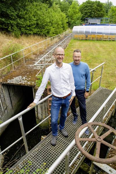 Robert Kette, Fernwärmeexperte der Stadtwerke Weimar (l.), und Jens Voigtländer, Abteilungsleiter Netz- und Anlagenbetrieb des Eigenbetrieb Kommunalservice Weimar (r.),