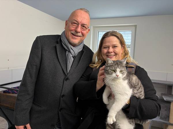 Frank Schneider (SSS Schneider & Sohn Spezialbau) und Madeleine Spielvogel (Leiterin des Lebensmittelüberwachungs- und Veterinäramtes der Stadt Weimar) mit Katze Xia.