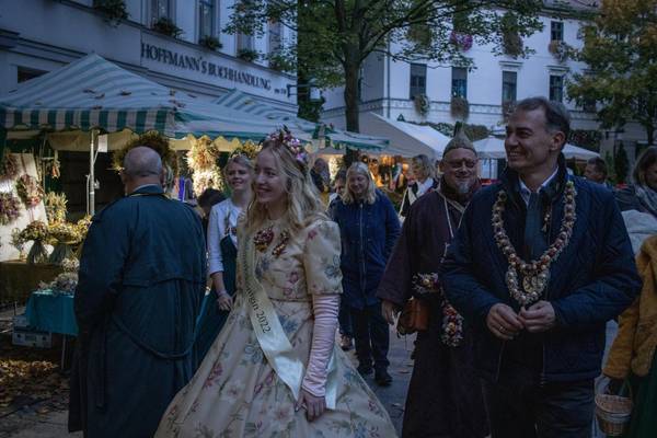 Traditioneller Rundgang am Samstagmorgen mit Heldrungens Ortschaftsbürgermeister Roland Schröder, Heldrungens Zwiebelprinzessin Anna Maria, Zwiebelmarktkönigin Caroline, Zwiebelmönch Theo und Oberbürgermeister Peter Kleine.