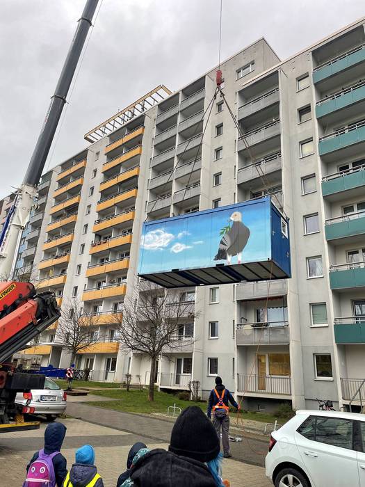 Installation des neuen Taubenhauses in Weimar-West