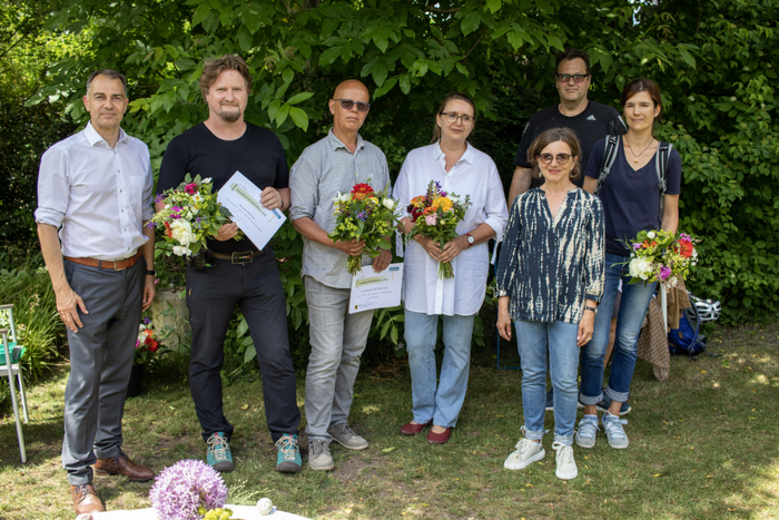 Ober bürgermeister Peter Kleine und Beigeordnete Dr. Claudia gemeinsam mit den Preisträgerinnen und Preisträgern