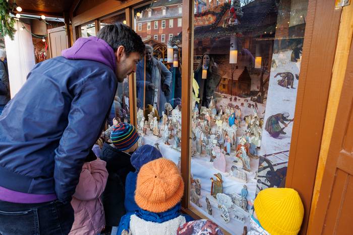 Dr. Christoph Mauny, Bildungsreferent der Weimarer Mal- und Zeichenschule, sieht sich mit Kindern des Kindergartens am Goethepark die im Projekt entstandenen Figuren an.