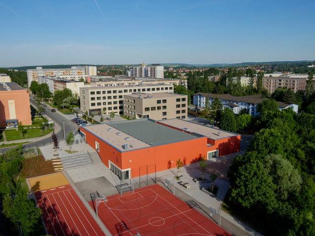 Luftbild der Schule mit Turnhalle