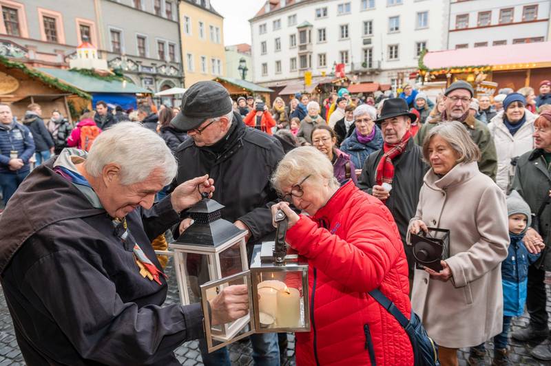 Weihnachtsmarkt Friedenslicht Foto Maik Schuck