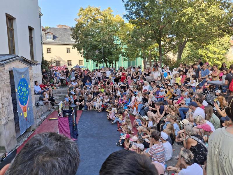 Weltkindertagsfest Zuschauer hinter dem mon ami
