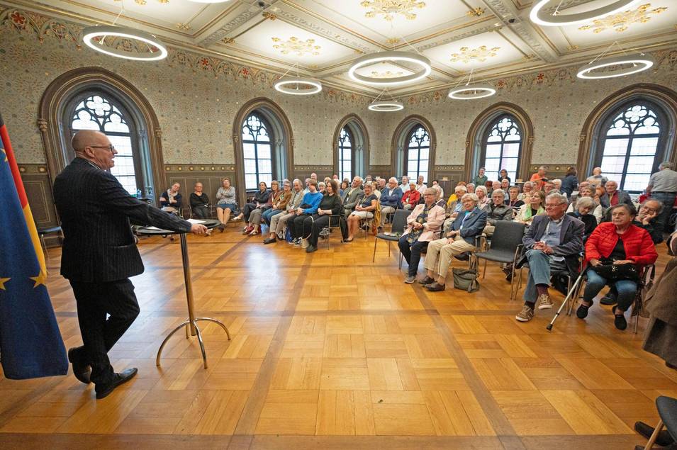 Blick in den Festsaal des Rathauses während der feierlichen Übergabe mit Grußworten und kulturellem Programm. ©Stadt Weimar Blick in den Festsaal des Rathauses während der feierlichen Übergabe mit Grußworten und kulturellem Programm.