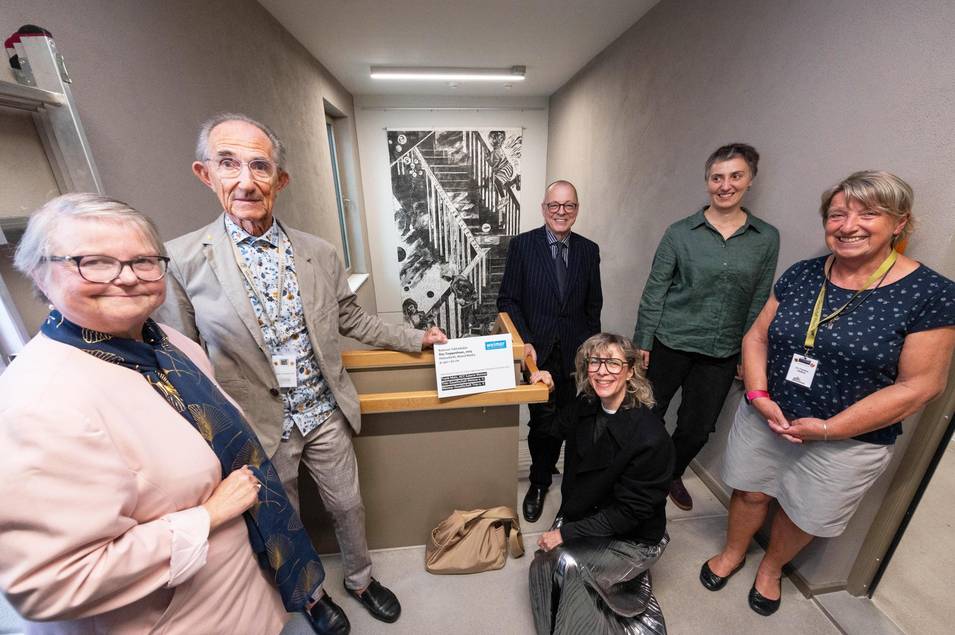 Vertreterinnen und Vertreter der Trier-Gesellschaft Weimar e. V. und der Weimar-Gesellschaft Trier e. V., Kuratorin Cornelia Erdmann, die Künstlerin Ketevan Tskhadadze sowie Bürgermeister Ralf Kirsten vor dem Kunstwerk „Das Treppenhaus“. ©Stadt Weimar Vertreterinnen und Vertreter der Trier-Gesellschaft Weimar e. V. und der Weimar-Gesellschaft Trier e. V., Kuratorin Cornelia Erdmann, die Künstlerin Ketevan Tskhadadze sowie Bürgermeister Ralf Kirsten vor dem Kunstwerk „Das Treppenhaus“.