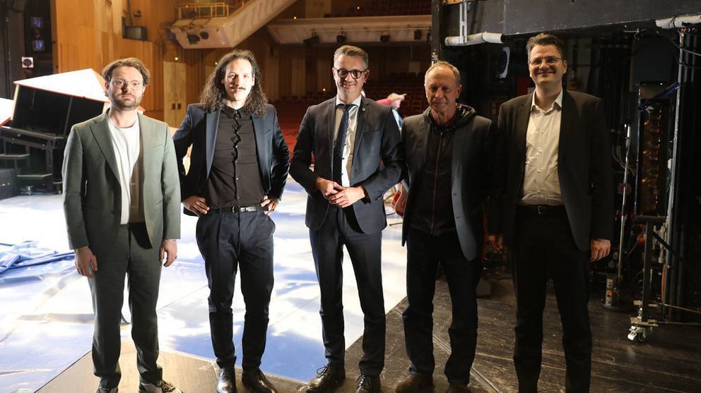 Die künftigen Intendanten Timon Jansen (1. v. l.), Valentin Schwarz (2. v. l.) und Dorian Dreher (r.) mit dem aktuellen Generalintendanten Hasko Weber und Minister Christian Tischner ©Foto: TMBWK Die künftigen Intendanten Timon Jansen (1. v. l.), Valentin Schwarz (2. v. l.) und Dorian Dreher (r.) mit dem aktuellen Generalintendanten Hasko Weber und Minister Christian Tischner