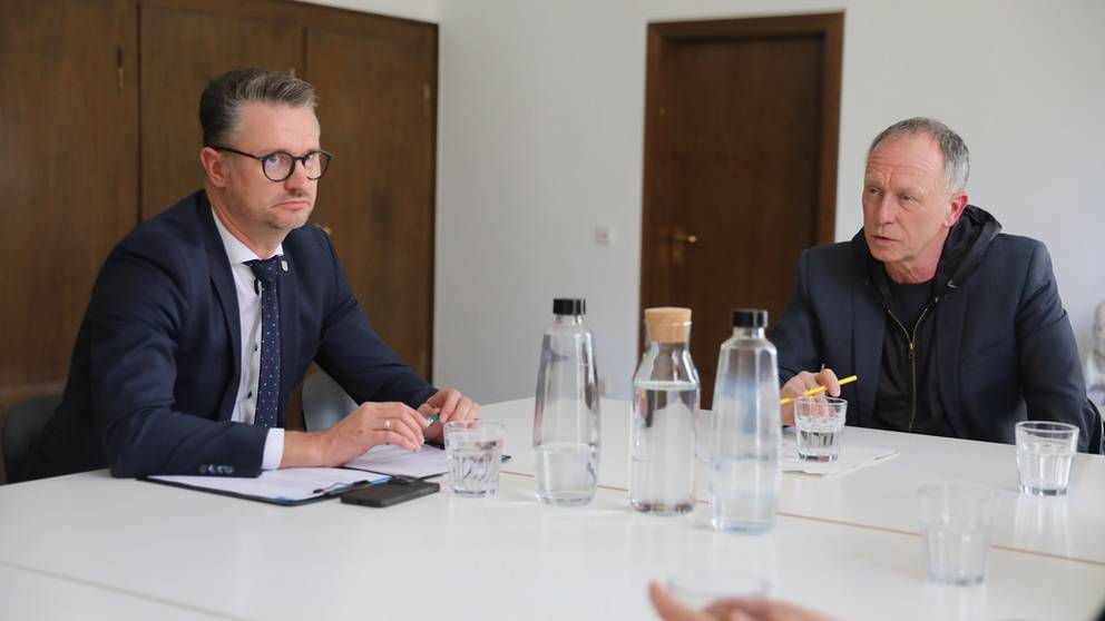 Minister Christian Tischner im Gespräch mit dem Generalintendaten des DNT Hasko Weber ©Foto: TMBWK Minister Christian Tischner im Gespräch mit dem Generalintendaten des DNT Hasko Weber