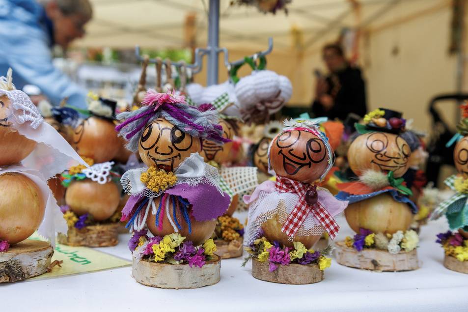 Die Heldrunger Zwiebelbauern haben wieder zahlreiche Zwiebelzöpfe und tolle Produkte rund um die Zwiebel gefertigt. ©Stadt Weimar Püppchen aus Zwiebeln