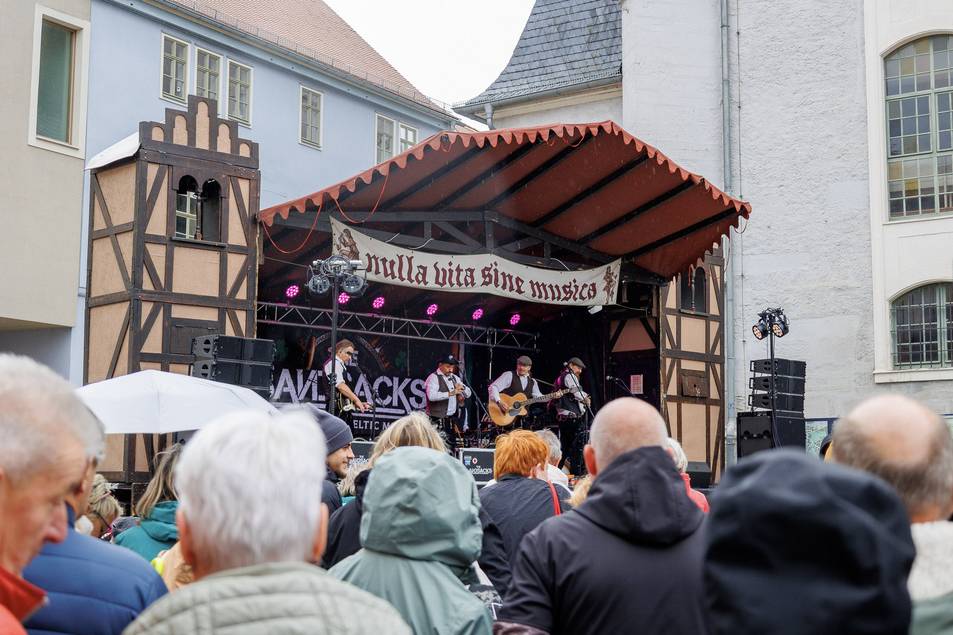 Der Mittelaltermarkt gehört ebenfalls zum Zwiebelmarkt ©Stadt Weimar Bühne auf dem Mittelaltermarkt