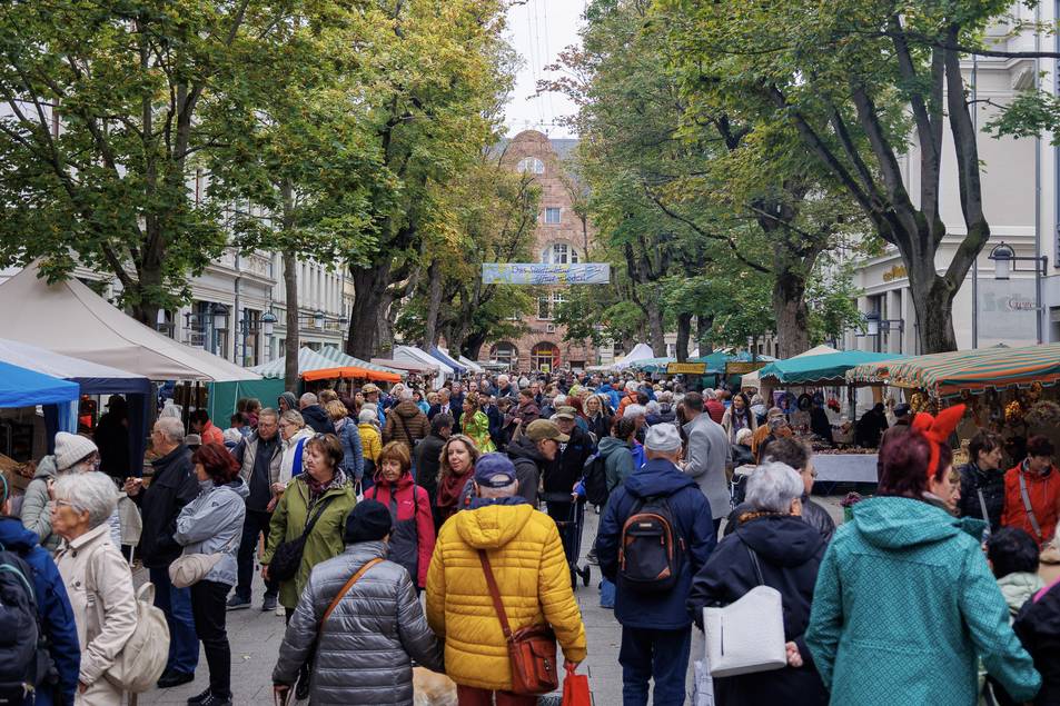 Pünktlich zur Eröffnung ist der Zwiebelmarkt gut gefüllt. ©Stadt Weimar Menschenmenge in einer Straße