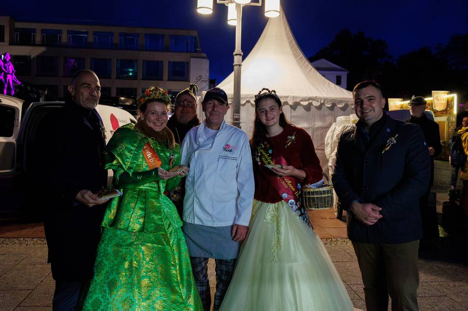 Zwischenstopp und Zwiebelkuchenverkostung bei Bäckerei Rose auf dem Theaterplatz ©Stadt Weimar Zwischenstopp und Zwiebelkuchenverkostung bei Bäckerei Rose auf dem Theaterplatz