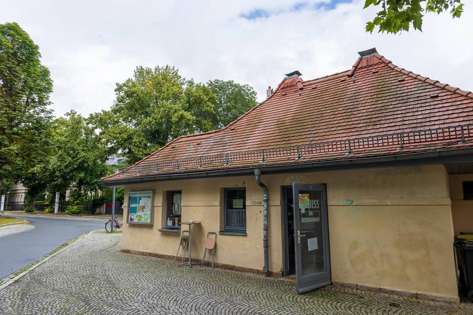 Servicegebäude am Busbahnhof Hoffmann-von-Fallersleben-Straße in Weimar