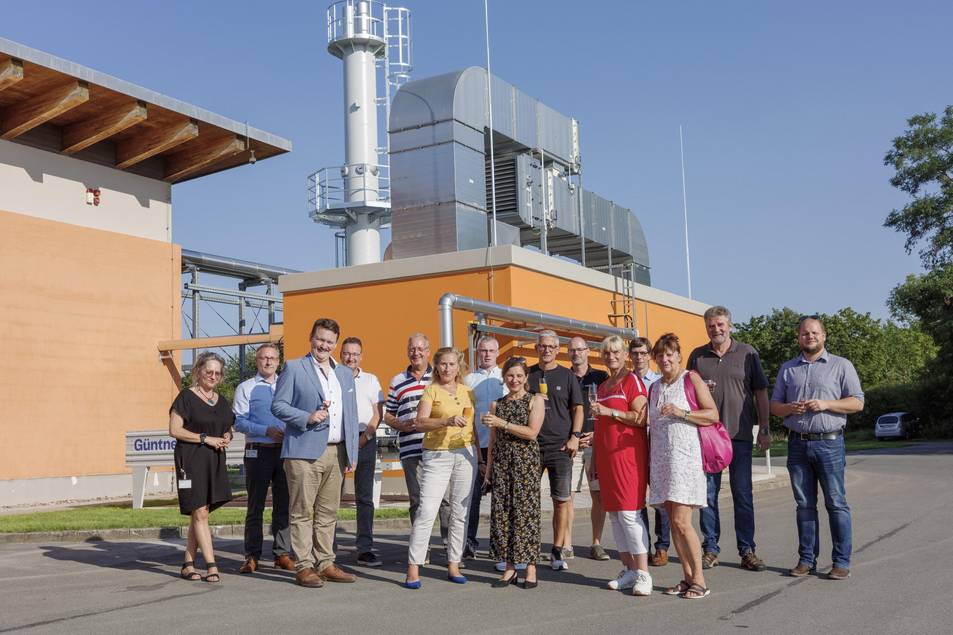 Dr. Claudia Kolb, Beigeordnete für Bauen und Verkehr der Stadt Weimar (Bildmitte), Jörg Rietschel, Ortsteilbürgermeister von Tiefurt (2. v.r.), Vertreter und Vertreterinnen des Kommunalservice Weimar, des Weimarer Stadtrates sowie des Ingenieurbüros LOPP stießen auf das freudige Ereignis an.