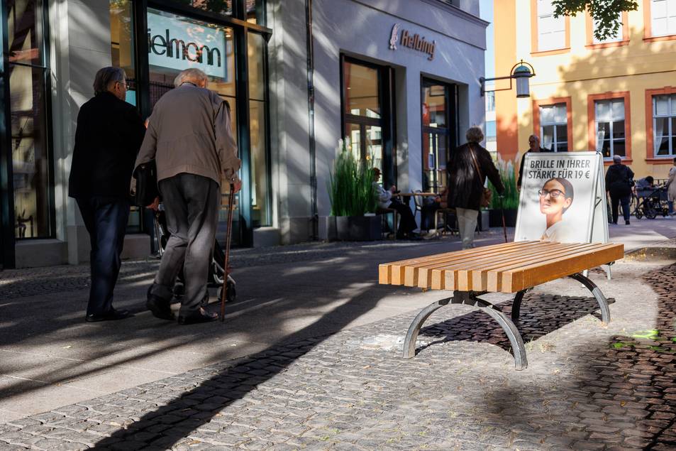 Die drei Stolpersteine zum Andenken an die im Nationalsozialismus verfolgte jüdische Weimarer Familie Berlowitz wurden mit einer gipsähnlichen Masse beschmiert.