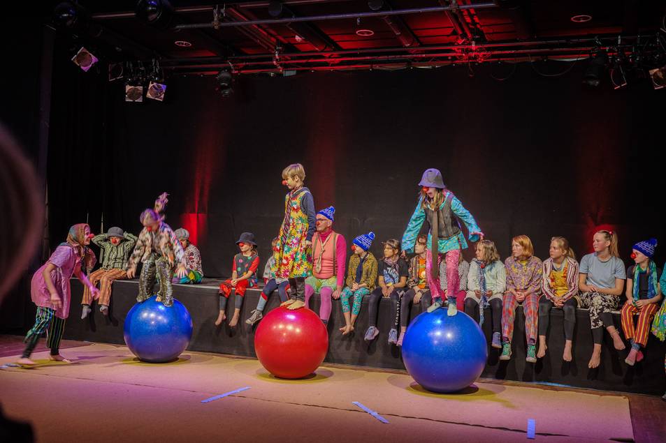 Kinderzwiebelmarkt, u.a. mit Zirkus Tasifan im mon ami