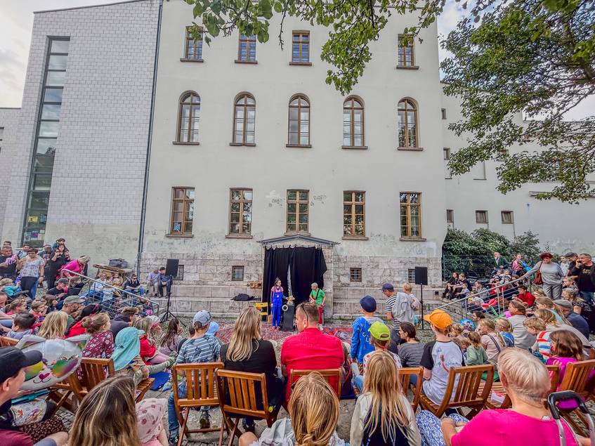 Kinderzwiebelmarkt im und hinter dem mon ami