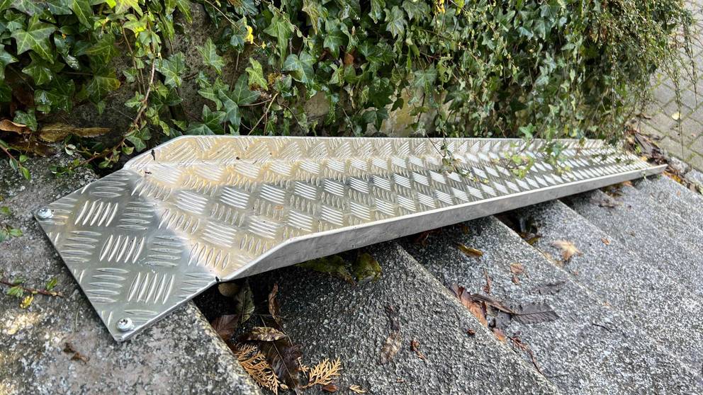 Weiterhin wurde eine Fahrradschieberampe an einer Treppenanlage An der Lehne angebracht.