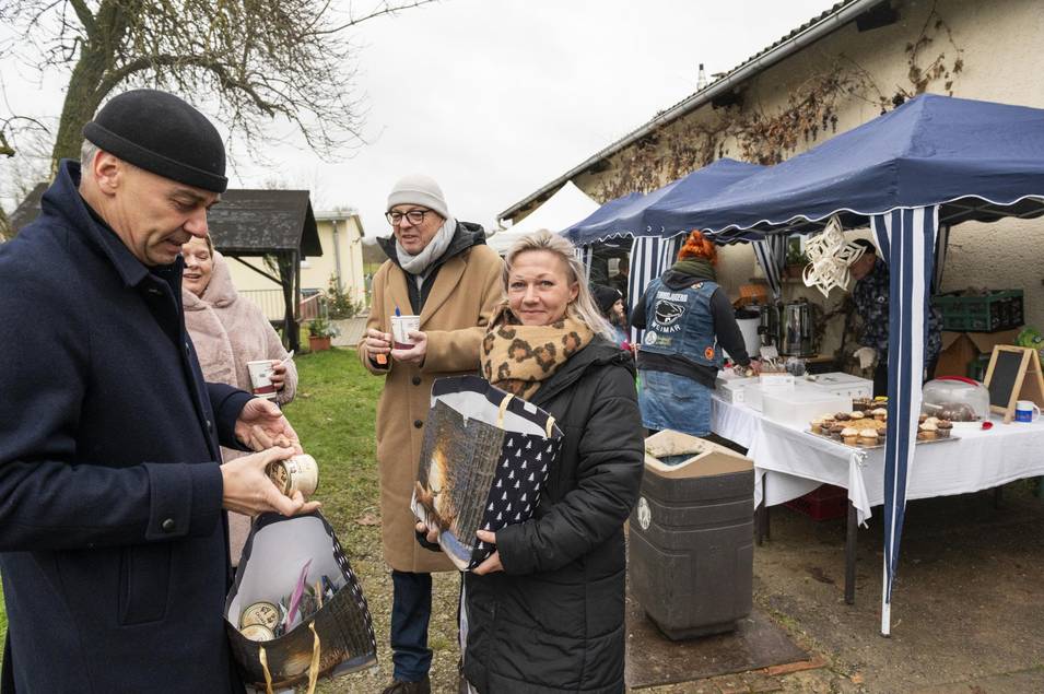 Oberbürgermeister Peter Kleine, Amtstierärztin Madeleine Spielvogel, Bürgermeister Ralf Kirsten und Tierheimleiterin Susanne Eckardt