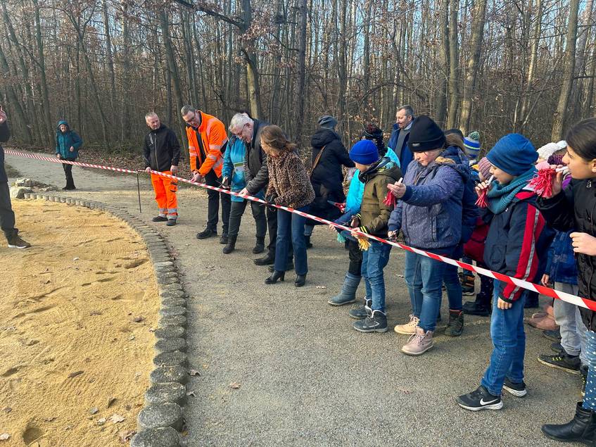 Der neue Spielplatz wurde gemeinsam eröffnet.