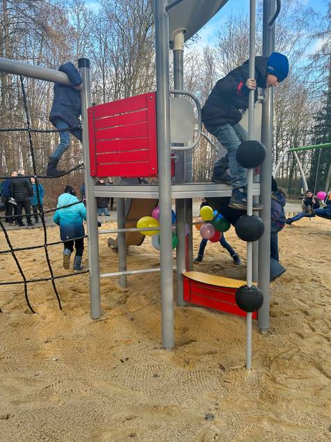 Der Spielplatz bietet nun neue und spannende Spielgeräte für Kinder von 5 bis 12 Jahren, wie eine Kletter-Rutsch-Kombination, eine Doppelschaukel mit Partnersitz, eine Wippe und zwei Slacklines.