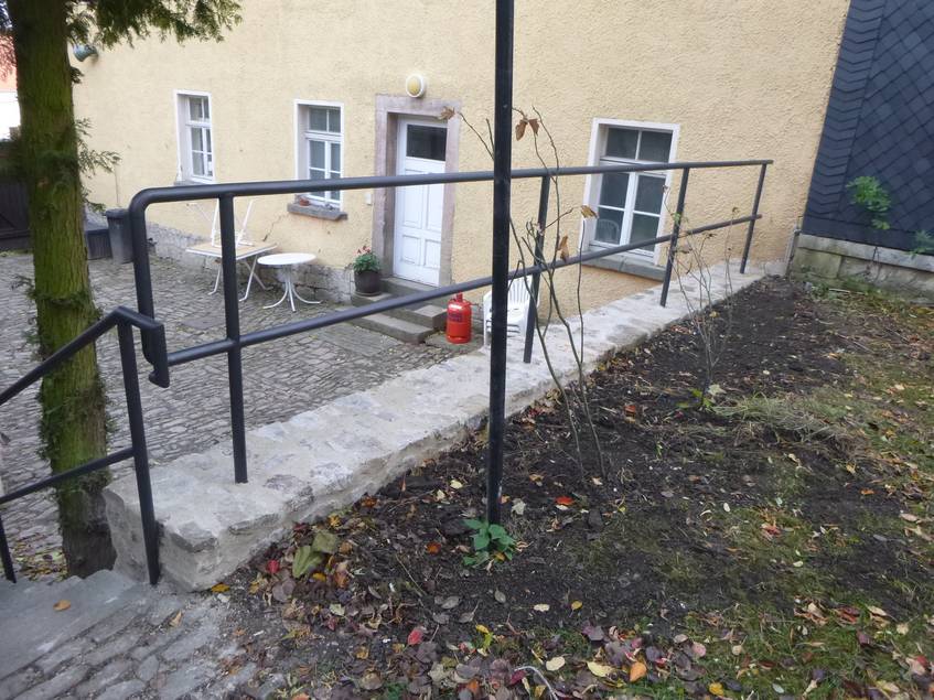 Im Zuge der Arbeiten wurden die Fundamente der historischen Natursteinmauer erneuert, das Mauerwerk wieder fachgerecht errichtet sowie eine Absturzsicherung oberhalb der Mauerkrone neu installiert.